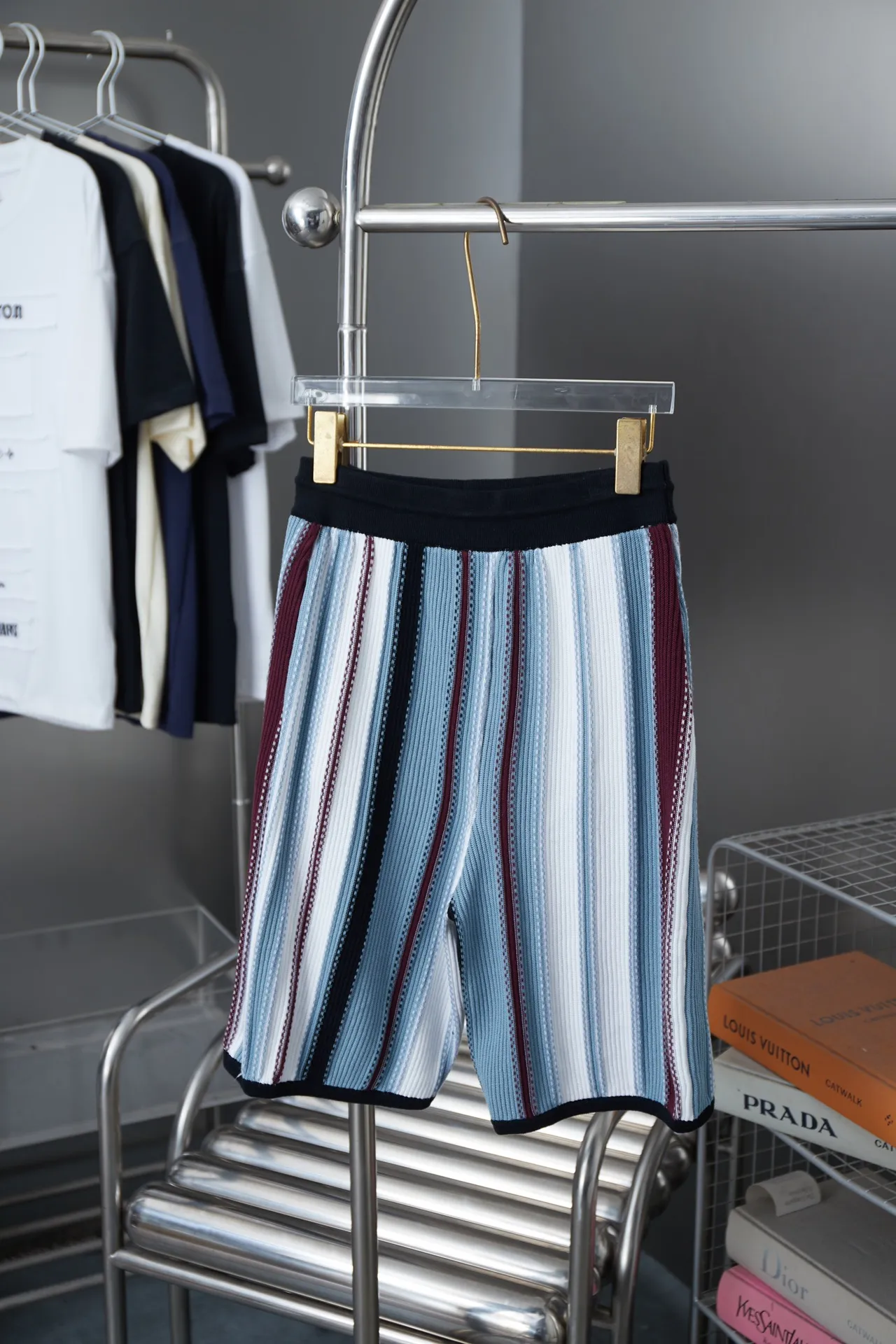 🅿️230 Lujia 25ss new cotton shorts have a loose and breathable silhouette with vertical crochet stripes, and the Yingze embroidered logo is integrated into the left side. The beaded drawstring lasso closure adds an elegant touch, and can be worn with the matching shirt for a cruise look. Size: S.M.L.XL.